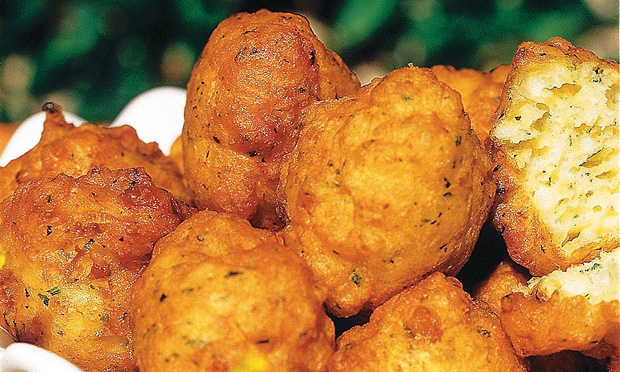 Bolinho de arroz com salsa