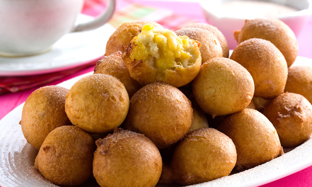 Bolinho de chuva recheado de banana