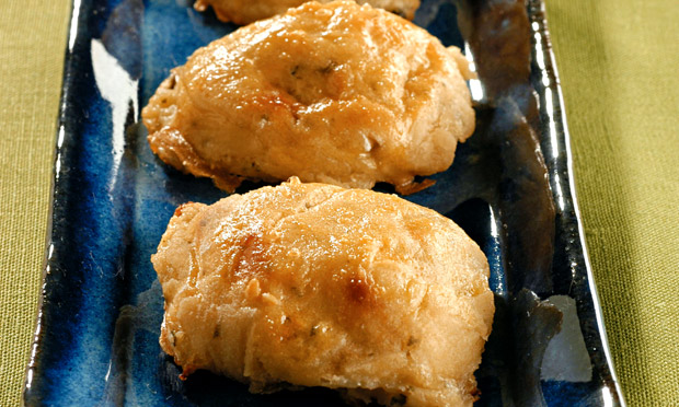 Bolinho assado de batata com espinafre