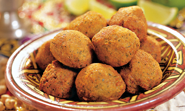Bolinho de grão-de-bico com gergelim