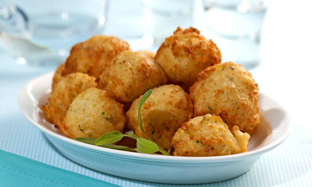 Bolinho de mandioca com queijo e ervas