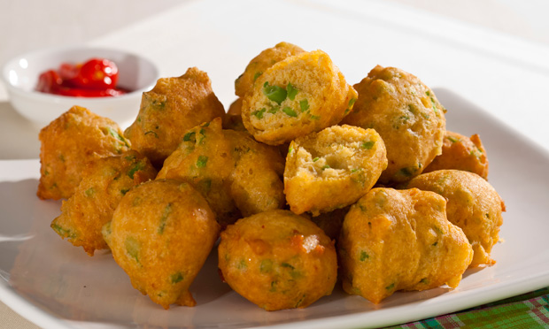 Bolinho econômico de talo de espinafre com fubá