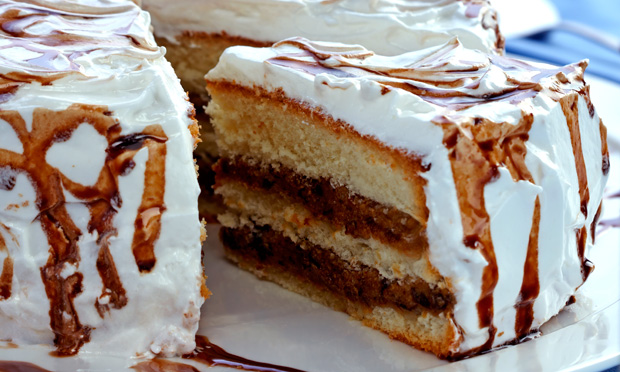 Bolo de ameixa e marshmallow