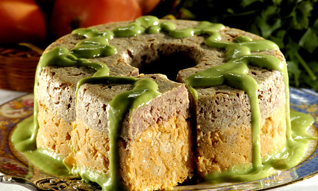 Bolo de carne-seca com feijão e molho de espinafre