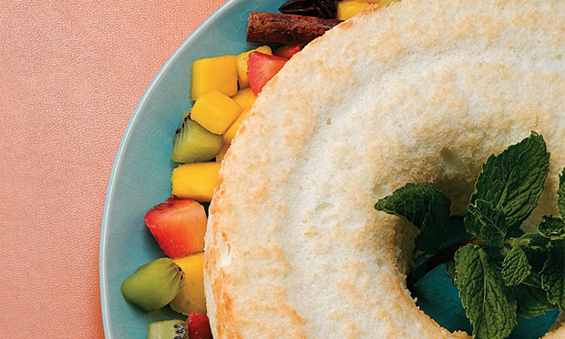 Bolo chiffon com calda de frutas