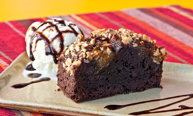 Bolo de chocolate com geleia de cupuaçu e castanha-do-pará