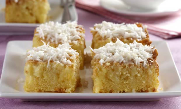 Bolo cremoso de coco e leite condensado