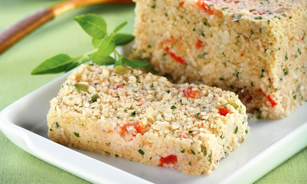 Bolo de cuscuz marroquino com legumes