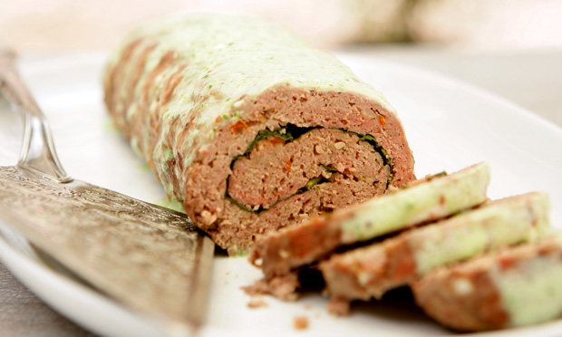 Bolo de carne com creme de agrião