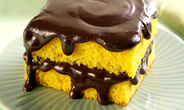 Bolo de cenoura trufado