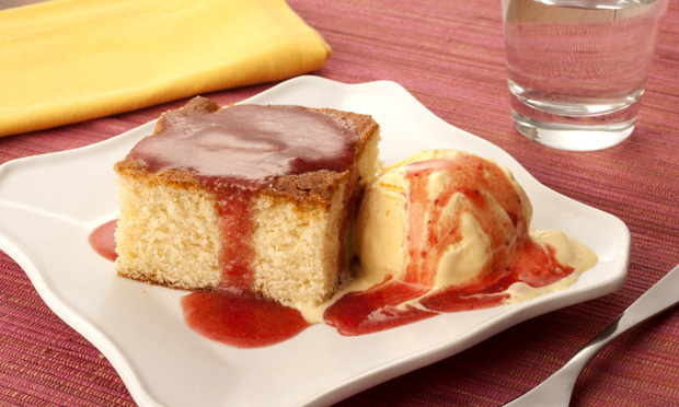 Bolo de chocolate branco com calda