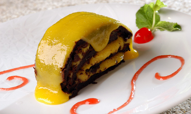 Bolo de chocolate com baba-de-moça