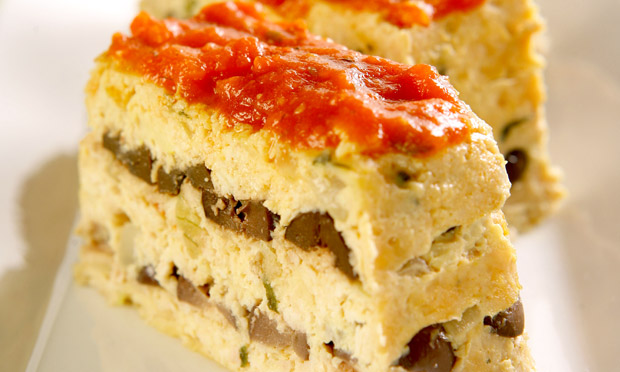 Bolo de frango com requeijão e azeitona