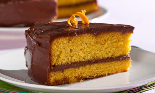 Bolo de cenoura e laranja recheado com chocolate