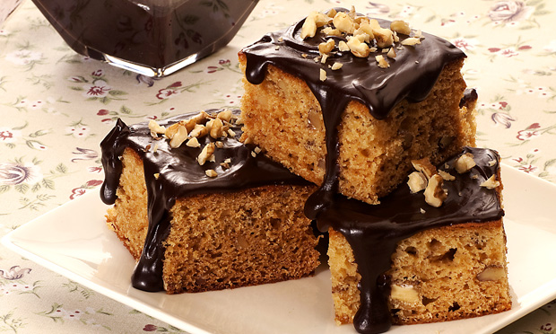 Bolo de mel com nozes e calda de chocolate