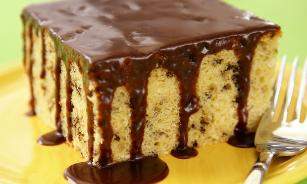 Bolo formigueiro com calda de chocolate