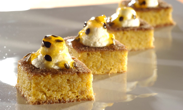 Bolo de mandioca com calda de maracujá