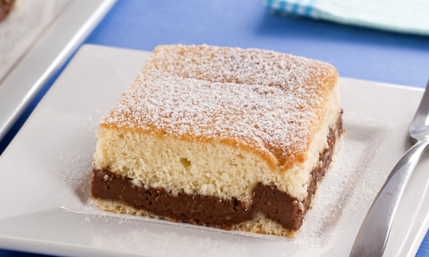 Bolo mesclado com creme de chocolate