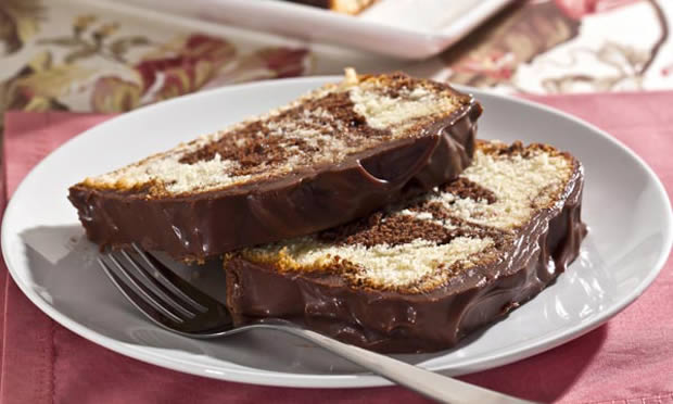Bolo mesclado de chocolate e coco