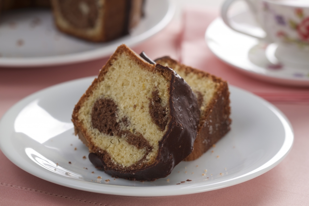 Bolo mesclado de laranja e chocolate