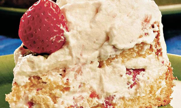 Bolo de morango e guaraná