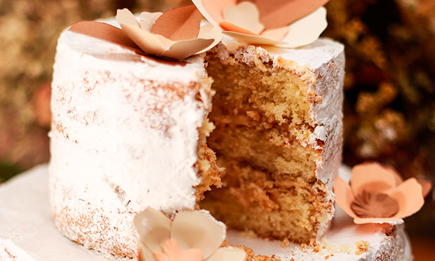 Pão-de-ló com creme de doce de leite, banana e caramelo