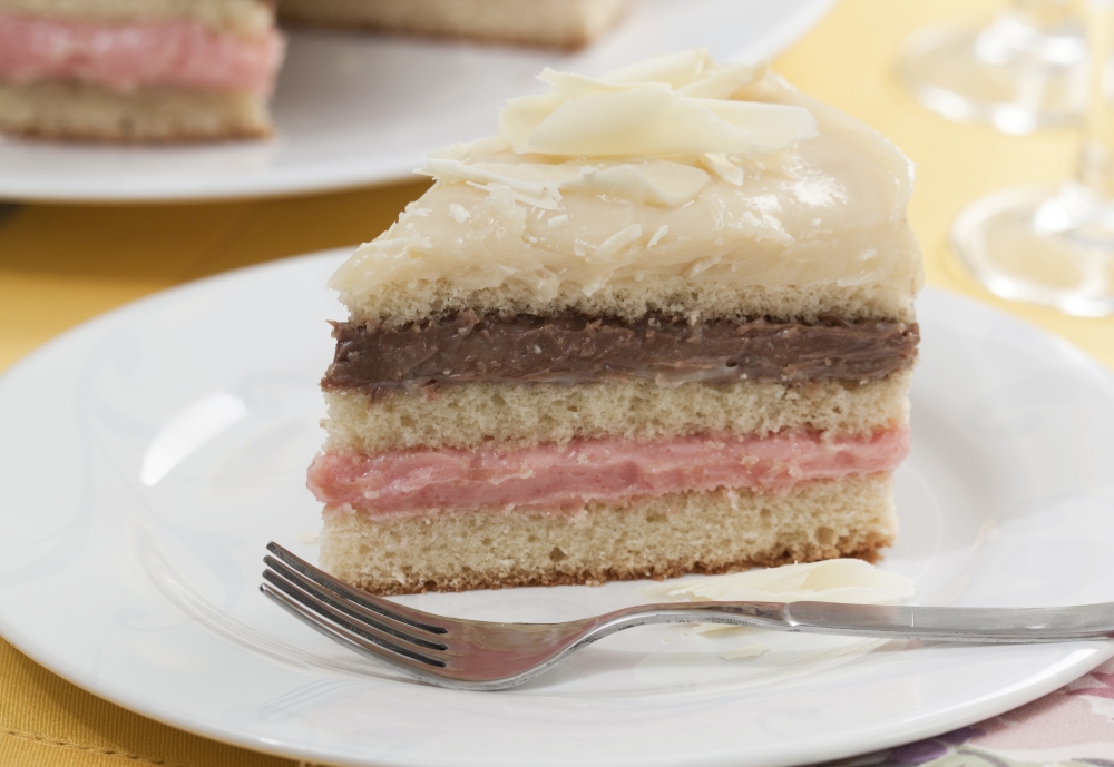 Bolo de aniversário de chocolate e beijinho