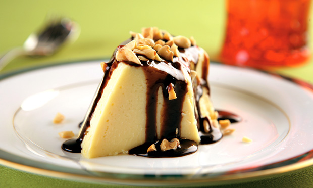 Brigadeirão branco com calda de chocolate