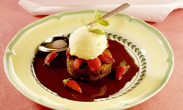 Brownie com morango e sorvete de creme