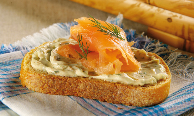 Bruschetta com salmão e cream cheese temperado