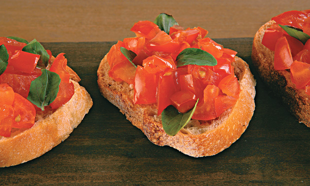 Bruschetta de tomate e manjericão