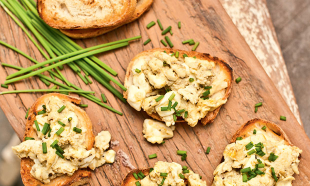 Bruschetta de ovos com queijo