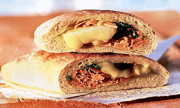 Calzone de presunto e mussarela