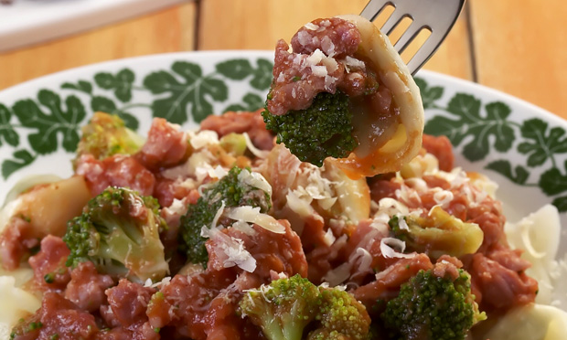 Capelete com linguiça calabresa e brócolis