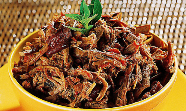 Carne desfiada com Tomate e Majericão
