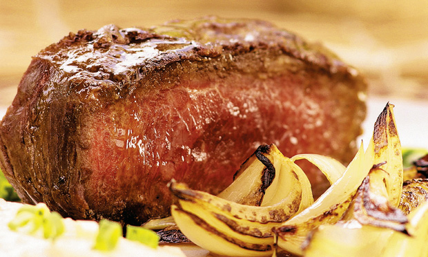Carne grelhada com cebola