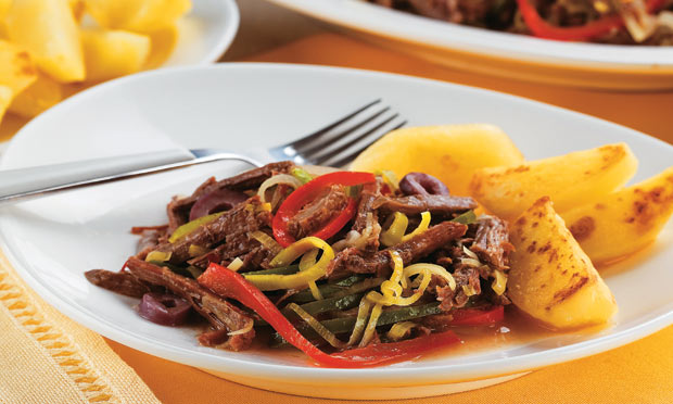 Carne de panela desfiada com legumes