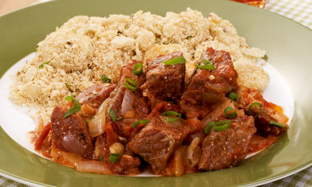 Carne-seca na pressão com farofa de banana