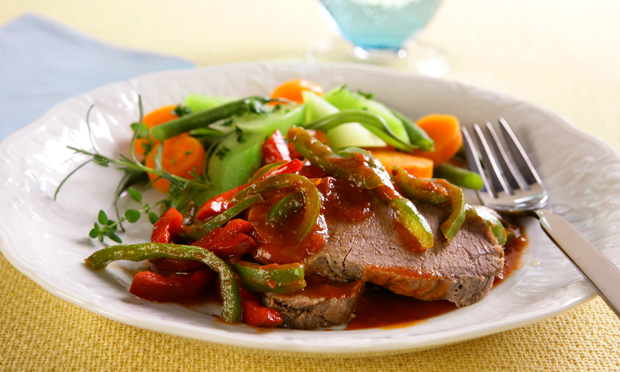 Carne suculenta na pressão com legumes
