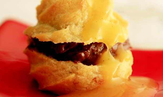 Carolina com calda de maracujá