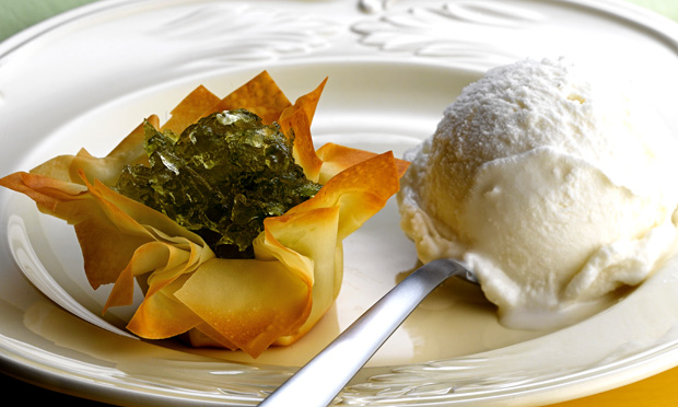Cestinha de doce de cidra com sorvete de coco