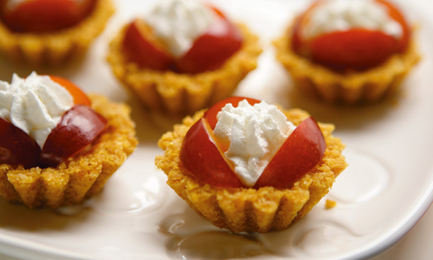 Cestinhas de chantilly e ameixa