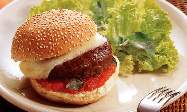 Cheesebúrguer com molho de tomate