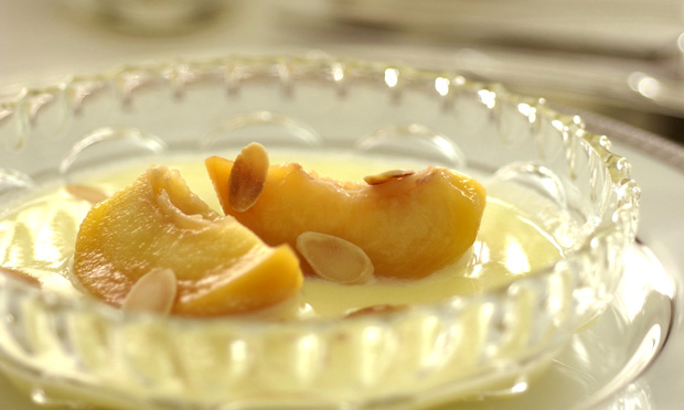 Compota de pêssego com creme inglês