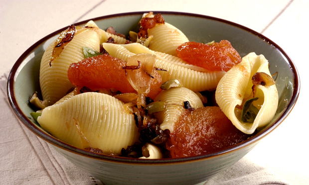 Conchiglione com cebola e tomate
