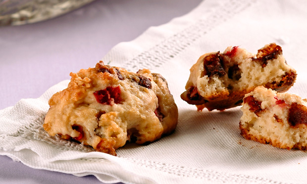 Cookies de morango e chocolate