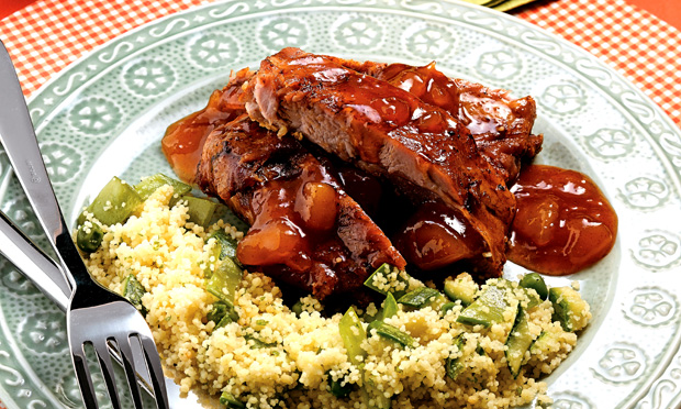 Costelinha assada com cuscuz e molho mango chutney