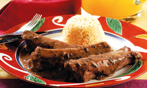 Costelinhas de porco com molho de feijão-preto