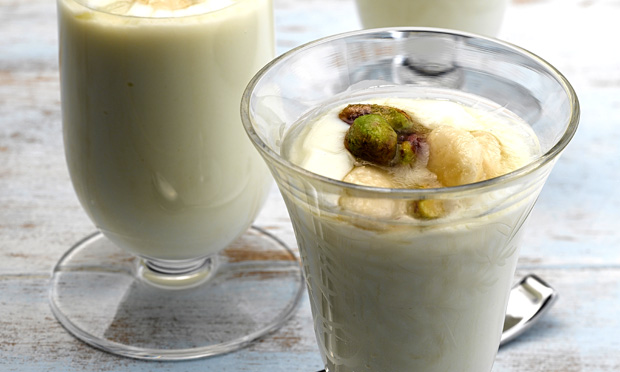 Creme de amido de arroz com calda de pistache e amêndoa