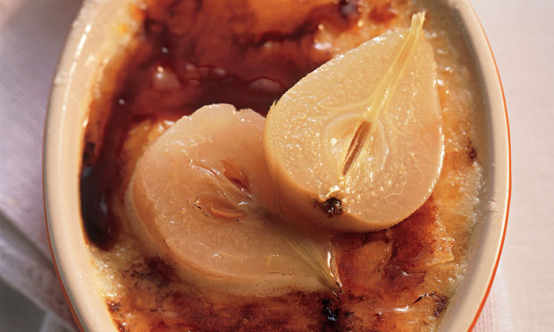 Creme brûlée com pera em calda